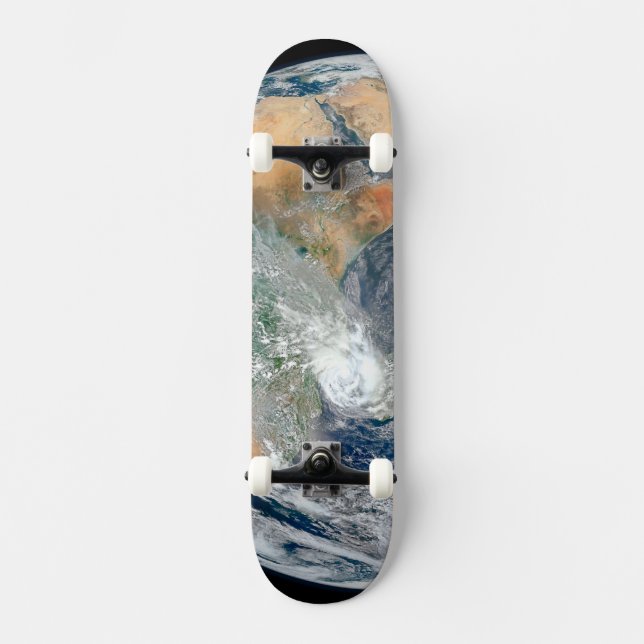 Skateboard Terre Pleine Montrant L'Hémisphère Est. (Recto)