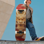 Skateboard Tête de dragon doré et rouge<br><div class="desc">Le skateboard présente une illustration époustouflante représentant un dragon majestueux de couleur dorée contre un arrière - plan rouge audacieux. ♥ Si vous avez besoin d’aide,  n’hésitez pas à me contacter via le "CONTACT SELLER" et je suis heureux de vous aider ! ♥</div>