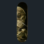 Skateboard Tête de squelette avec la cigarette par Van Gogh<br><div class="desc">La tête d'un squelette avec la cigarette brûlante par Vincent van Gogh, huile sur la toile 1886, est une étude peinte d'huile d'un crâne humain et d'un squelette supérieur, dans la bouche dont l'artiste a inséré une cigarette brûlante, produisant un effet qui est macabre et humoristique. Peint probablement tandis que...</div>
