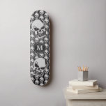 Skateboard Têtes de crâne gris et noir - Monogramme<br><div class="desc">Planches à roulettes. Têtes de crâne gris et noir - Monogramme prêt pour vous à personnaliser. REMARQUE : SEULEMENT CHANGER LES ZONES MODÈLES NÉCESSAIRES! 😀 Si nécessaire, vous pouvez supprimer le texte et commencer à ajouter le texte et la police que vous voulez. 📌 Si vous avez besoin d'une personnalisation...</div>