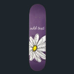 Skateboard Texte du script de marguerite blanc et jaune<br><div class="desc">Un morceau d'art zen et fantaisiste,  hipster. Vous pouvez ajouter un nom,  un monogramme ou un autre texte personnalisé. Si vous avez besoin de déplacer l'art autour,  cliquez sur le bouton personnaliser pour apporter des modifications.</div>