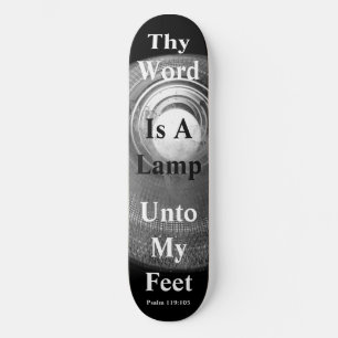 Skateboard Thy mot est une lampe à mes pieds