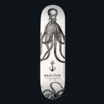 Skateboard Tide's Tentacles | Thème Octopus<br><div class="desc">Une pièce unique en son genre, décorée sur le thème du poulpe noir et blanc de haute mer, adaptée à la personne qui aime la plage. Il comporte votre nom au centre avec une ancre de style vintage sous elle. Autour de cela se trouvent des tentacules de pieuvre qui signifient...</div>