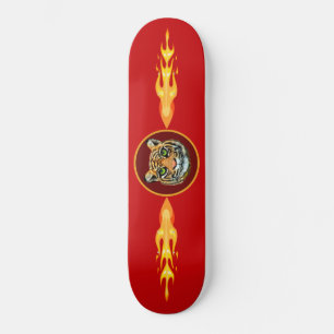 Skateboard Tigre sauvage, flammes sur fond rouge