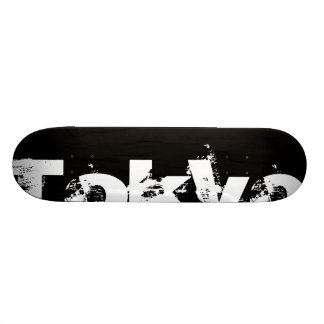 Skateboard Tokyo - style urbain frais en noir et blanc usé
