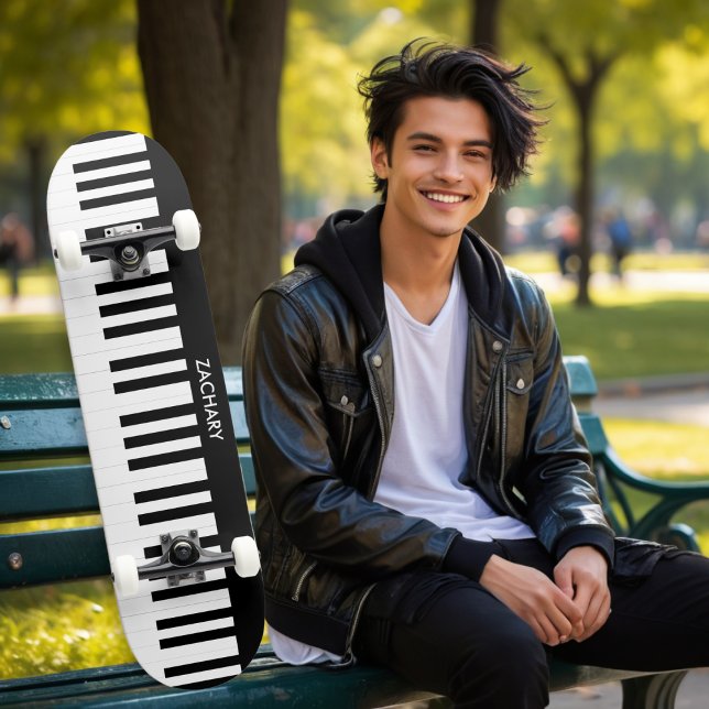 Skateboard Touches de piano personnalisées Musique Instrument (A personalized skateboard with black and white piano keys design)