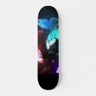 Skateboard Trois papillons brillants sur l'arrière - plan de