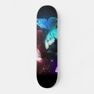 Skateboard Trois papillons brillants sur l'arrière - plan de