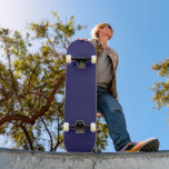 Skateboard un arrière - plan bleu avec une horloge<br><div class="desc">L'image ci-jointe est un carré bleu vif qui se démarque contre l'arrière - plan avec un contraste visuel saisissant. La couleur bleue est vive et intense, donnant au carré une texture lisse et la rendant presque luisante.</div>