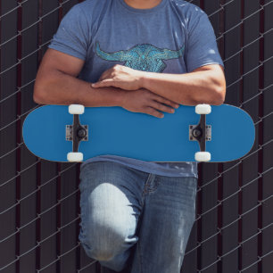 Skateboard un arrière - plan bleu avec une horloge noire et b