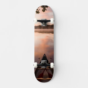 Skateboard Un canoë repose sur la rive du lac Pawtuckaway