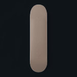 Skateboard un mur marron avec une horloge<br><div class="desc">L'image est un gros plan d'un mur beige qui semble faire partie d'un bâtiment. Le mur est lisse et a une texture uniforme,  lui donnant une apparence simple et simple.</div>