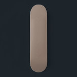 Skateboard un mur marron avec une horloge<br><div class="desc">L'image est un gros plan d'un mur beige qui semble faire partie d'un bâtiment. Le mur est lisse et a une texture uniforme, lui donnant une apparence simple et simple.</div>