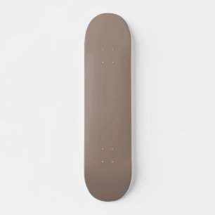 Skateboard un mur marron avec une horloge