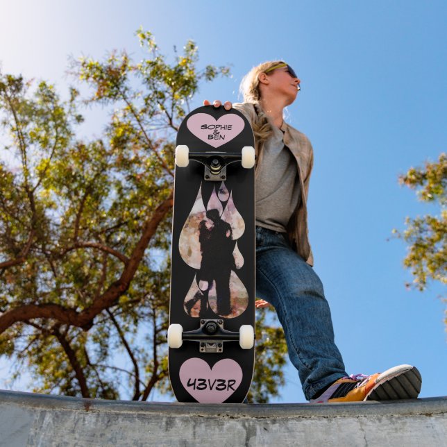 Skateboard Under Umbrella: Romantic Couple Kissing in Rain (Extérieur 1)