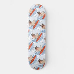 Skateboard Vague à cheval heureux chien de carlin sur la plan
