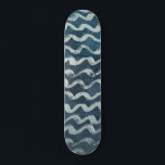 Skateboard Vague d'océan et nom ou texte<br><div class="desc">Démarquez-vous avec ce skateboard bleu marine. Complétez avec votre nom ou votre texte.</div>