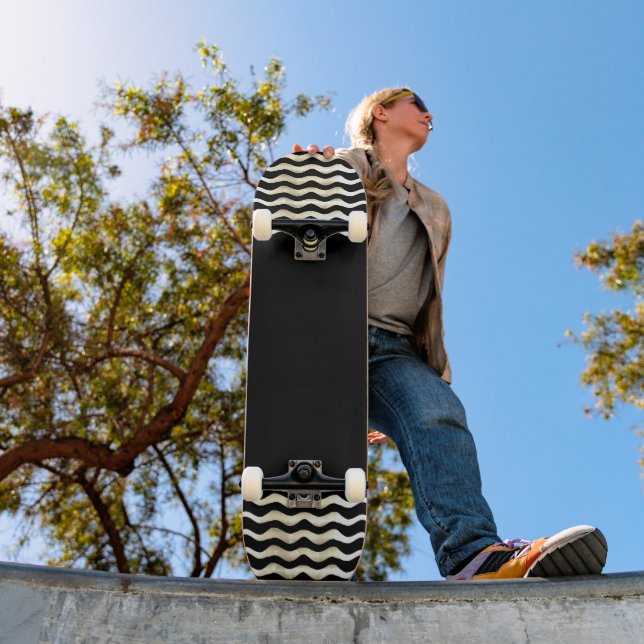 Skateboard Vagues Abstraites modernes en noir (Extérieur 1)