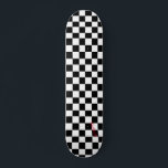 Skateboard Vérificateurs blancs et noirs et nom ou texte<br><div class="desc">Déposez-vous avec ce damier noir et blanc diamant imprimé skateboard. Complétez avec votre nom ou votre texte dans votre choix de couleurs rouge,  bleu,  rose,  jaune et violet. Ces dames ne sont pas faites même de tailles carrés.</div>