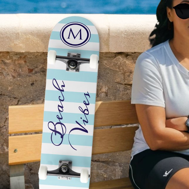 Skateboard Vibes de plage bleu blanc rayé monogramme cool (A monogrammed skateboard with nautical blue and white stripes and 'Beach Vibes' in a script font)