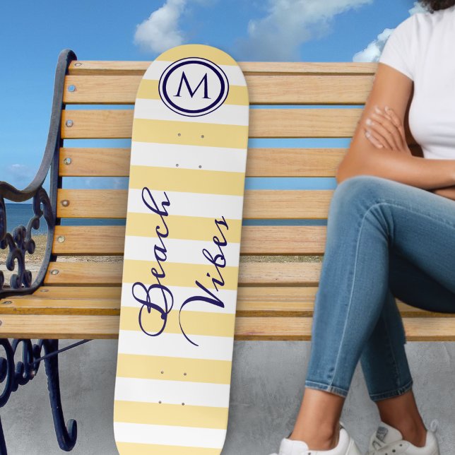 Skateboard Vibes de Plage Jaune Blanc Rayé Monogramme Cool (A striped yellow and white skateboard with monogram initial and 'Beach Vibes' in script typography)