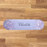 Skateboard Violet lavande nom élégant<br><div class="desc">Un arrière - plan violet,  couleur lavande. Personnalisez et ajoutez votre nom. Décoré de confettis. Le nom est écrit avec un script de style moderne écrit à la main.</div>