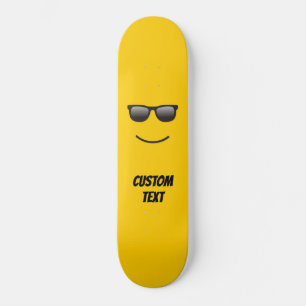 Skateboard Visage Souriant avec Lunettes de Soleil