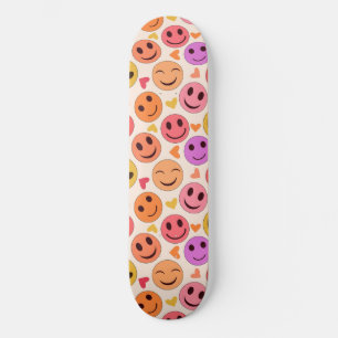 Skateboard Visages souriants et heureux colorés avec des cœur
