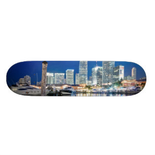 Skateboard Vue d'horizon avec la réflexion dans l'eau, Miami