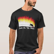 Ski d'eau de slalom "fumée T-shirt sur eau"