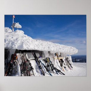 Skis dans une station de ski, affiche de Laponie