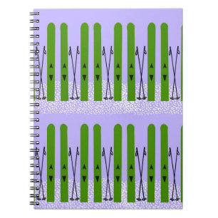 Skis verts sur carnet violet