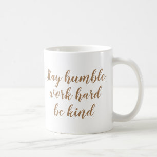 Slogan Mug Restez humble à travailler dur être g