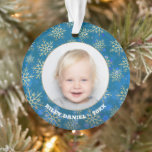 Snowflake Photo Acrylique<br><div class="desc">Votre photo préférée est présentée sur un ornement rond d'acrylique avec des flocons d'or sur une lumière bleue floue arrière - plan de Noël. Téléchargez votre propre image pour créer des ornements d'arbres de Noël pour vous-même ou offrez-en un cadeau à votre famille, vos amis, vos parents et vos grands-parents...</div>
