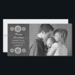 Snowflakes Chalkboard Carte photo de vacances, Gri<br><div class="desc">Carte photo de Chalkboard moderne et branché avec un look de Chalkboard gris arrière - plan et d'élégants flocons de neige en blanc. Ce carte photo chic est parfait pour envoyer des salutations de vacances. Customisez avec votre propre photo de famille et l'accueil personnalisé de votre choix. Cliquez sur "Customiser"...</div>
