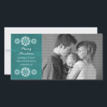 Snowflakes Chalkboard Carte photo de vacances, Tur<br><div class="desc">Moderne et tendance Snowflakes Chalkboard Carte photo avec un look arrière - plan turquoise et élégant snowflakes en blanc. Ce carte photo chic est parfait pour envoyer des salutations de vacances. Customisez avec votre propre photo de famille et l'accueil personnalisé de votre choix. Cliquez sur "Customiser" pour trouver d'autres options...</div>