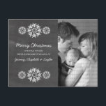 Snowflakes Chalkboard Photo Carte Postale, Gris<br><div class="desc">Carte postale de Chalkboard de Snowflakes moderne et tendance avec un look de tableau gris arrière - plan et d'élégants flocons de neige en blanc. Cette carte postale chic est parfaite pour envoyer des salutations de vacances. Customisez avec votre propre photo de famille et l'accueil personnalisé de votre choix. Cliquez...</div>