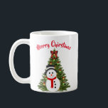 Snowman et Christmas Tree Coffee Mug<br><div class="desc">Si vous aimez les bonhommes de neige,  vous voudrez ajouter cette tasse de café chéri à votre collection. Susan a créé cette tasse à partir d'un collage original. Cette tasse de Noël ferait un cadeau réfléchi pour cette personne spéciale.</div>