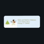 Snowman et Étiquettes de adresse de Noël des arbre<br><div class="desc">Des Étiquettes de adresse de Noël super mignons et fantasques de Snowman et d'Arbre avec une scène d'hiver amusante avec un arbre de Noël décoré et un bonhomme de neige jovial. Ces étiquettes amusants auront l'air de vacances à tous vos mailings! Facile à customiser, ajoutez simplement le texte personnalisé de...</div>