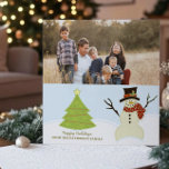 Snowman et Tree Holiday Carte photo<br><div class="desc">Super mignon et fantasque Snowman et Tree Christmas Photo Card Invitation avec une scène d'hiver amusante avec un arbre de Noël décoré et un bonhomme de neige jovial. Ajoutez simplement votre photo de famille et votre accueil personnalisé dans les champs fournis. Cliquez sur le bouton "Customiser" pour trouver d'autres options...</div>