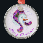 Snowman Ornement De Noël En Béanie Violette Casque<br><div class="desc">Ornements de Noël avec Happy Snowman dans Purple Rose Beanie Hiver Casquette amusant Collection de peinture de Noël - Choisissez / Ajoutez votre texte unique / Nom / Couleur - Faites votre cadeau d'ornement spécial de Noël - Redimensionnez et déplacez ou supprimez / ajoutez des éléments - image / texte...</div>