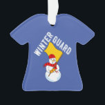 Snowman Winter Guard Ornement en métal<br><div class="desc">Le texte de la Garde d'hiver avec un bonhomme de neige tenant un drapeau et portant un foulard avec des drapeaux est un dessin humoristique pour les gardiens de couleur et les membres de la Garde d'hiver aux anniversaires et jours fériés</div>