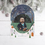 Snowy Village Winter Scene Carte photo de Noël<br><div class="desc">Illustration originale d'un village enneigé à flanc de colline pour entourer votre jolie photo. Customisez plus loin pour ajouter du texte ou plus de photos à l'arrière. Die coupée facultative</div>