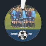 Soccer Photo Collage Nom de l'équipe Numéro d'équi<br><div class="desc">Ce montage photo personnalisé de football présente vos photos de football téléchargées, un ballon de football noir et blanc et le nom du joueur (ou de l'entraîneur), le nom et le numéro de l'équipe. Tout est défini sur un arrière - plan coloré qui peut être modifié pour correspondre aux couleurs...</div>