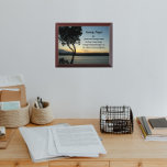 Soirée de prière de sérénité Plaque couché de sole<br><div class="desc">Plaque murale en bois qui présente l'image pittoresque d'un coucher de soleil pittoresque et d'une silhouette d'arbre sombre ainsi que les paroles inspirantes de la prière de sérénité. Sélectionnez la taille de la plaque murale. Fait un cadeau réfléchi pour la famille et les amis!</div>