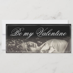Sois ma Saint-Valentin - jeune femme allongée