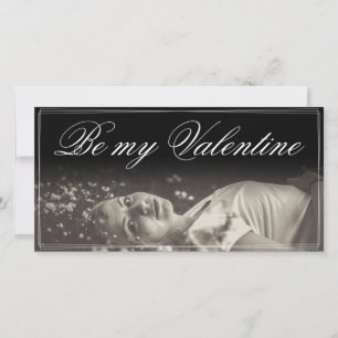 Sois ma Saint-Valentin - jeune femme allongée