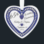 soixante-cinquième Souvenir de diamant de saphir<br><div class="desc">Conception élégante d'ornement de photo de souvenir d'anniversaire de saphir de faux (imprimé) et de mariage de diamants soixante-cinquième des conceptions de coeurs de vacances (droites réservées). Des gisements de modèle sont donnés pour vous pour personnaliser avec vos noms, anniversaire et date. Des styles de police, les tailles et le...</div>