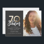 Soixante-dix or faire 70 look bon anniversaire pho<br><div class="desc">Faire 70 look,  soixante-dix et fabuleuse bonne invitation d'anniversaire photo. Texte de script moderne monochrome et design d'effet or. Partie d'une collection.</div>