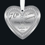 soixante-dixième Souvenir de platine de diamant<br><div class="desc">Conception élégante d'ornement de photo de souvenir d'anniversaire de mariage de diamants et de platine soixante-dixième de faux (imprimé) des conceptions de coeurs de vacances (droites réservées). Des gisements de modèle sont donnés pour vous pour personnaliser avec vos noms, anniversaire et date. Des styles de police, les tailles et le...</div>